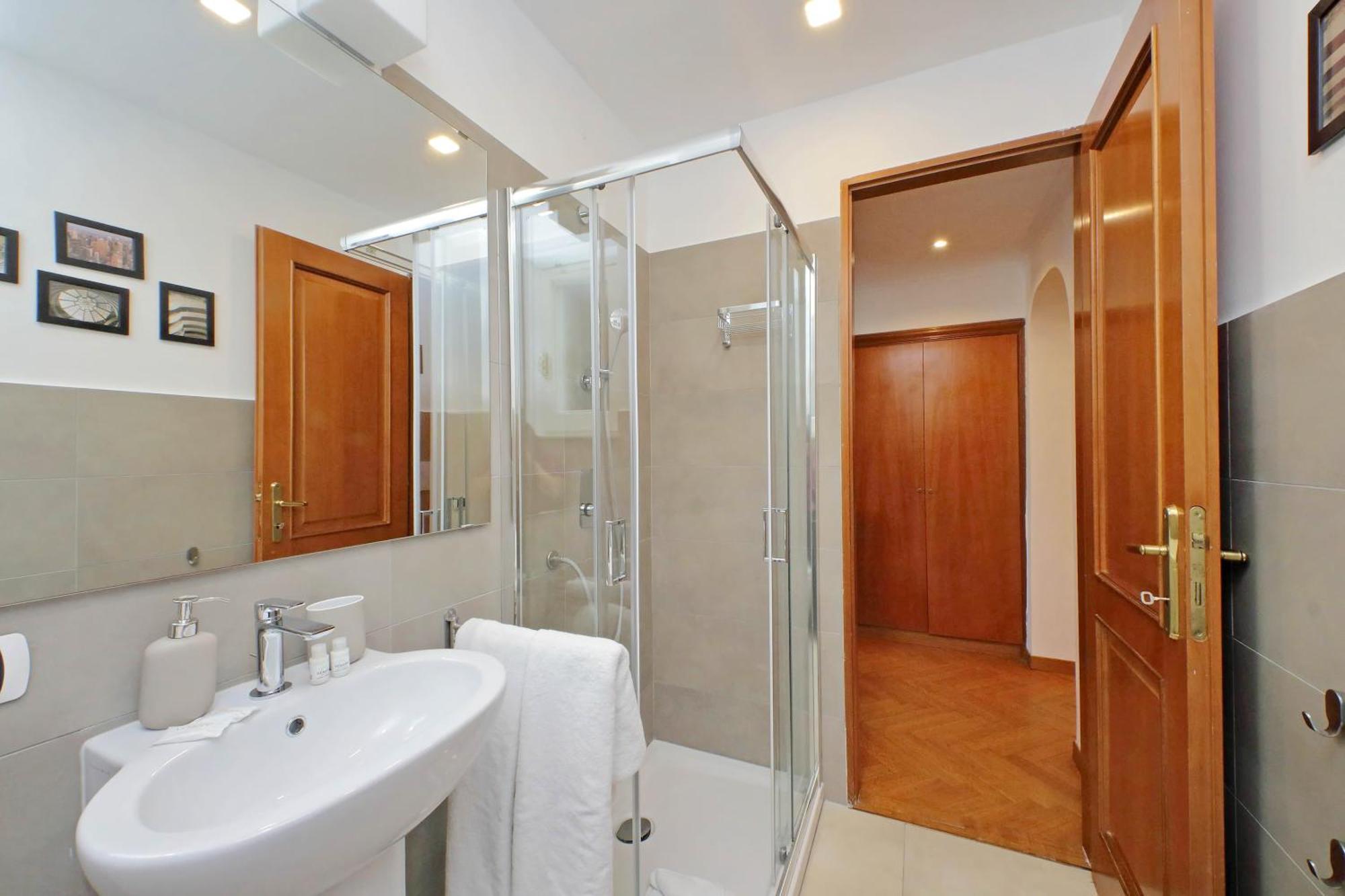 Ych-Comfortable 2 Bedrooms Flat Near Colosseum Rome Buitenkant foto